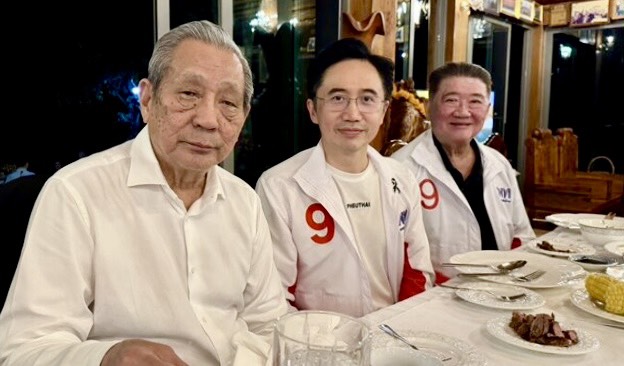 ชื่นมื่นหลังเวทีหาเสียง “ยศชนัน” นำทีมเพื่อไทย ร่วมโต๊ะดินเนอร์ “พินิจ จารุสมบัติ” สะท้อนเกมการเมืองเข้มข้น 25 ชื่นมื่นหลังเวทีหาเสียง “ยศชนัน” นำทีมเพื่อไทย ร่วมโต๊ะดินเนอร์ “พินิจ จารุสมบัติ” สะท้อนเกมการเมืองเข้มข้น