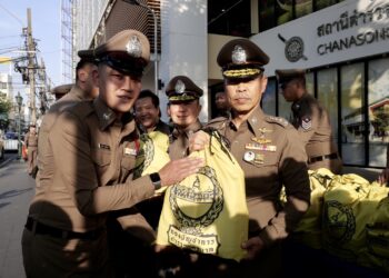 ผบช.น.มอบถุงยังชีพ และเงินบำรุงขวัญ ให้ตำรวจได้รับบาดเจ็บ ร่วมมอบถุงยังชีพ ข้าวสาร ไข่ไก่ ให้เจ้าหน้าที่ตำรวจ สน.ชนะสงคราม 170 นาย
