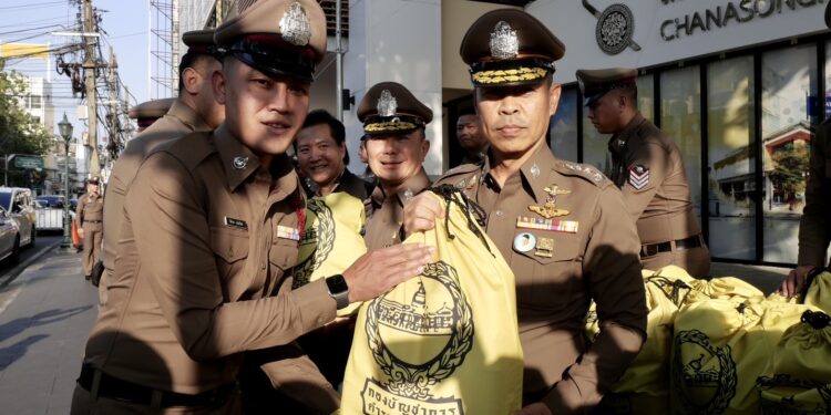 ผบช.น.มอบถุงยังชีพ และเงินบำรุงขวัญ ให้ตำรวจได้รับบาดเจ็บ ร่วมมอบถุงยังชีพ ข้าวสาร ไข่ไก่ ให้เจ้าหน้าที่ตำรวจ สน.ชนะสงคราม 170 นาย