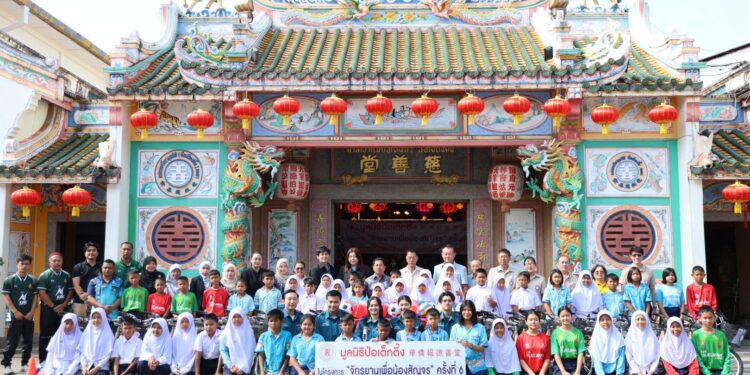 มูลนิธิป่อเต็กตึ๊ง หนุนการศึกษาเยาวชน 100 โรงเรียนในพื้นที่ชนบทภาคกลาง-ใต้ รวม 20 จังหวัด มอบจักรยาน-อุปกรณ์กีฬา ในโครงการ “จักรยานเพื่อน้องสัญจร” ครั้งที่ 6 รวมมูลค่ากว่า 2.85 ล้านบาท เน้นสร้างชีวิตอย่างยั่งยืน 25 มูลนิธิป่อเต็กตึ๊ง หนุนการศึกษาเยาวชน 100 โรงเรียนในพื้นที่ชนบทภาคกลาง-ใต้ รวม 20 จังหวัด มอบจักรยาน-อุปกรณ์กีฬา ในโครงการ “จักรยานเพื่อน้องสัญจร” ครั้งที่ 6 รวมมูลค่ากว่า 2.85 ล้านบาท เน้นสร้างชีวิตอย่างยั่งยืน