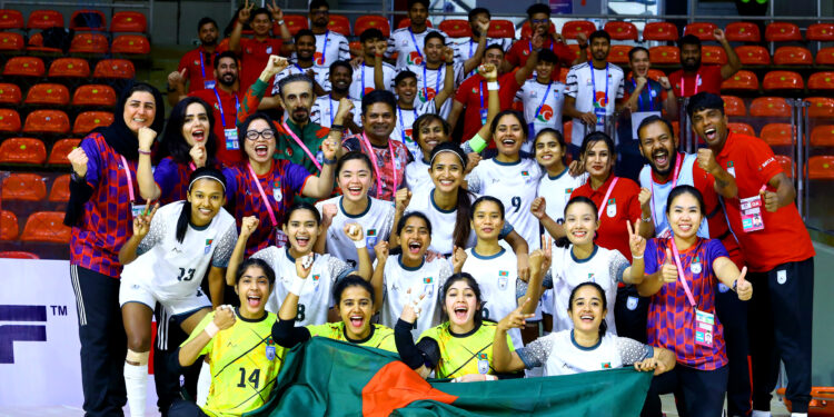 บังคลาเทศ ฟอร์มโหด! ถล่ม 14-1 ผงาดแชมป์ฟุตซอลหญิง SAFF 2026 "โค้ชเอก" พาภูฏานคว้าที่ 3 "บิ๊กป๋อม" ร่วมมอบรางวัล 25 บังคลาเทศ ฟอร์มโหด! ถล่ม 14-1 ผงาดแชมป์ฟุตซอลหญิง SAFF 2026 “โค้ชเอก” พาภูฏานคว้าที่ 3 “บิ๊กป๋อม” ร่วมมอบรางวัล