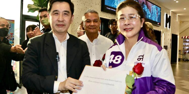 “เสี่ยโก้” นายก่อเกียรติ พาณิชยารมณ์ โปรโมเตอร์มวยโลกเจ้าของรางวัลยอดเยี่ยม 3 สถาบัน เยี่ยมเวทีดีเบต “ศึกเปลี่ยนประเทศ” พบแคนดิเดตนายกฯ พร้อมฝากแก้ปัญหาคอร์รัปชั่นไทยที่ติดอันดับ 107 จาก 180 ประเทศทั่วโลก
