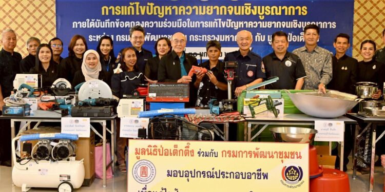 มูลนิธิป่อเต็กตึ๊ง เดินสายสร้างอาชีพ สร้างชีวิตประชาชนภาคใต้อย่างยั่งยืนต่อเนื่อง มอบอุปกรณ์ประกอบอาชีพ ให้แก่ครัวเรือนยากจนในพื้นที่จังหวัดระนอง พร้อมมอบจักรยานให้แก่โรงเรียนในพื้นที่ชนบท และนำหน่วยแพทย์เคลื่อนที่ออกบริการในพื้นที่ฟรี 25 มูลนิธิป่อเต็กตึ๊ง เดินสายสร้างอาชีพ สร้างชีวิตประชาชนภาคใต้อย่างยั่งยืนต่อเนื่อง มอบอุปกรณ์ประกอบอาชีพ ให้แก่ครัวเรือนยากจนในพื้นที่จังหวัดระนอง พร้อมมอบจักรยานให้แก่โรงเรียนในพื้นที่ชนบท และนำหน่วยแพทย์เคลื่อนที่ออกบริการในพื้นที่ฟรี