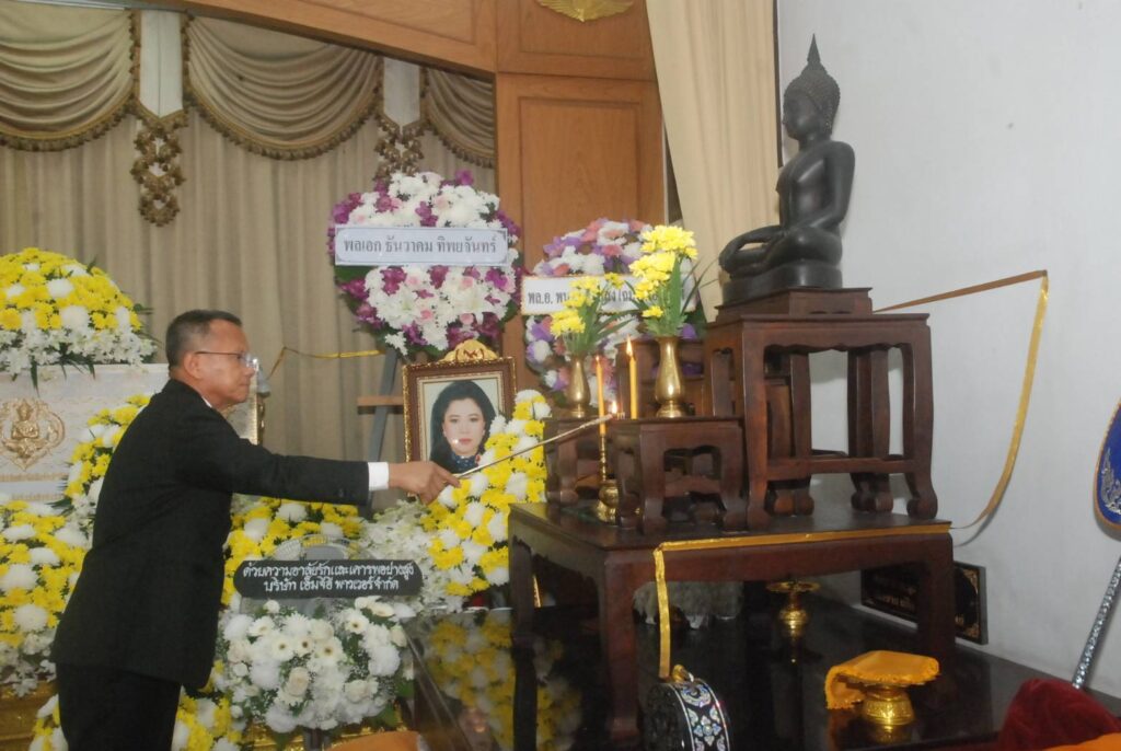 นายสมศักดิ์ เทพสุทิน ประธานพีธี สวดพระอภิธรรม คุณแม่ผ่องพรรณ คงพูนเพิ่ม ที่ปรึกษาสมาคมผู้สื่อข่าวต้านคอร์รัปชั่น (ประเทศไทย) 33
