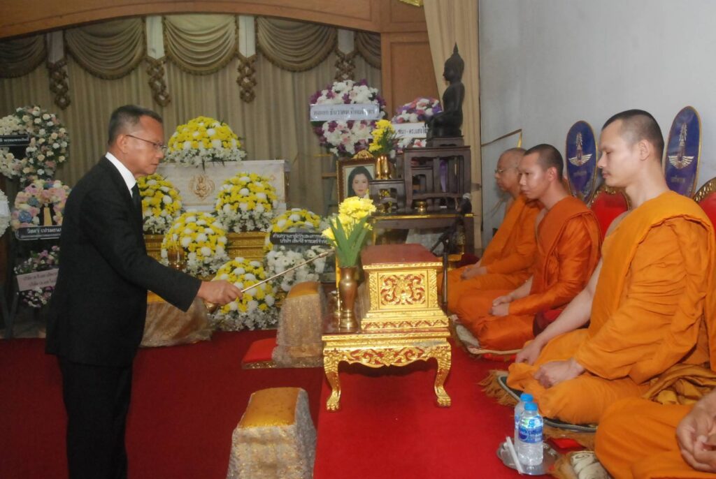 นายสมศักดิ์ เทพสุทิน ประธานพีธี สวดพระอภิธรรม คุณแม่ผ่องพรรณ คงพูนเพิ่ม ที่ปรึกษาสมาคมผู้สื่อข่าวต้านคอร์รัปชั่น (ประเทศไทย) 32