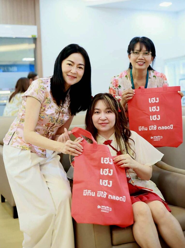 โรงพยาบาลพญาไท 3 ต้อนรับเทศกาลตรุษจีนปีม้าทอง2569มอบอั่งเปาสุขภาพ พร้อมแจกส้มให้แก่ผู้รับบริการ 26