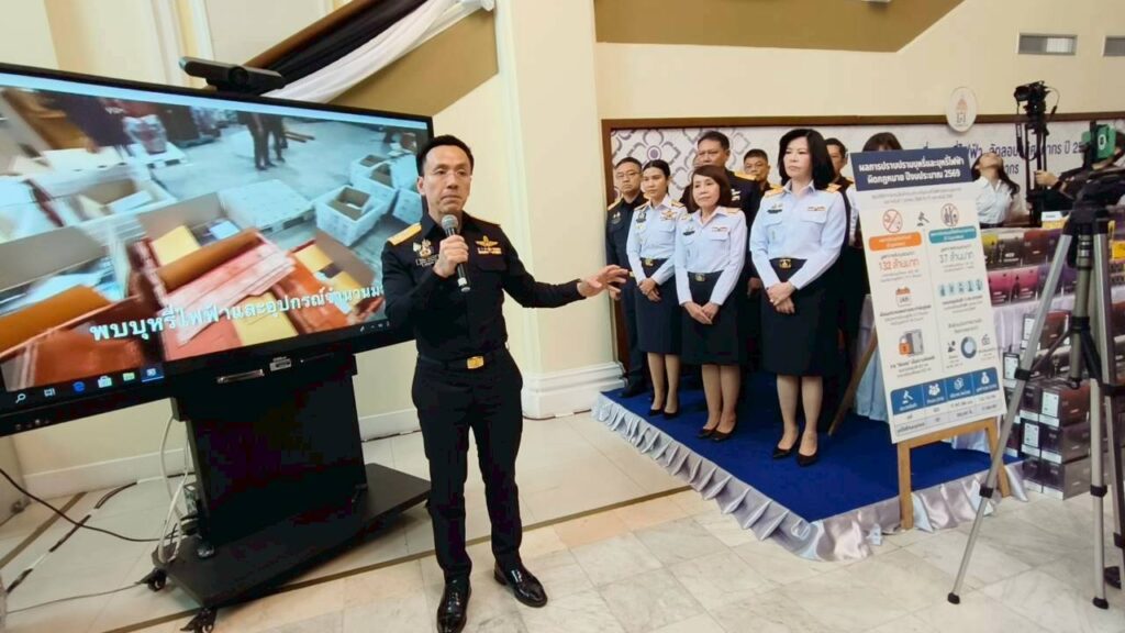 กรมศุลกากรแถลงผลการปราบปรามการลักลอบนำเข้าบุหรี่และบุหรี่ไฟฟ้ามูลค่ารวมกว่า 169 ล้านบาท 35