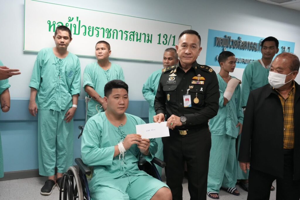สมท.กอ.รมน.–ทสปช. เติมพลังใจแนวหน้า มอบ 1.2 ล้านช่วยทหารชายแดนไทย–กัมพูชา สนับสนุนเครื่องช่วยหายใจ รพ.พระมงกุฎฯ 29