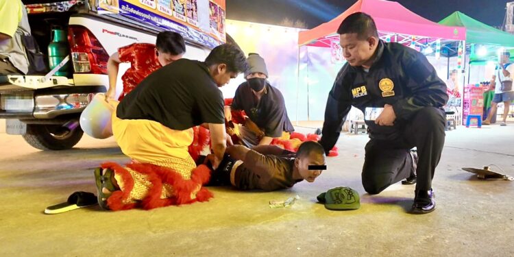 “เชิดสิงโตล้อมจับ!” ปิดเกม ‘โจโจ้’ โจรไร้ตัวตน บุกบ้าน ผกก. 3 ครั้งซ้อน กวาดทรัพย์ 2 ล้าน 25 “เชิดสิงโตล้อมจับ!” ปิดเกม ‘โจโจ้’ โจรไร้ตัวตน บุกบ้าน ผกก. 3 ครั้งซ้อน กวาดทรัพย์ 2 ล้าน