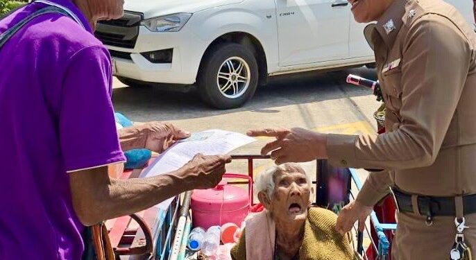 ซึ้งทั้งบุรีรัมย์! ตำรวจนางรองประคองยาย 93 ปี ถึงรถซาเล้ง สะท้อนหัวใจผู้พิทักษ์สันติราษฎร์ 25 ซึ้งทั้งบุรีรัมย์! ตำรวจนางรองประคองยาย 93 ปี ถึงรถซาเล้ง สะท้อนหัวใจผู้พิทักษ์สันติราษฎร์