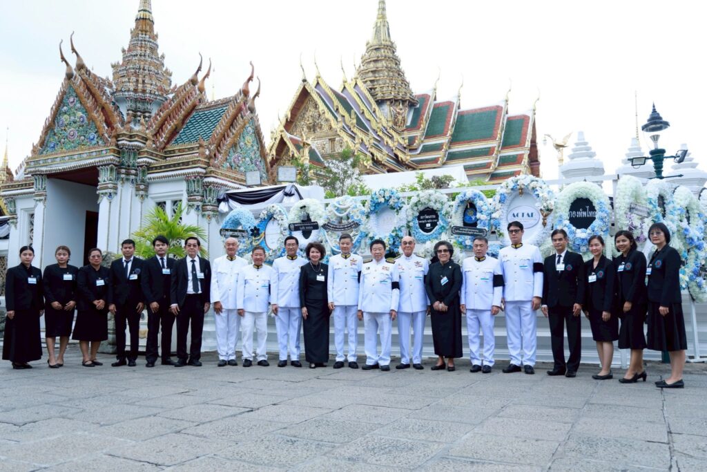 มูลนิธิป่อเต็กตึ๊ง ร่วมวางพวงมาลาถวายราชสักการะ และเป็นเจ้าภาพพระพิธีธรรมสวดพระอภิธรรมพระบรมศพสมเด็จพระนางเจ้าสิริกิติ์ พระบรมราชินีนาถ ราชชนนีพันปีหลวง ณ พระที่นั่งดุสิตมหาปราสาท ในพระบรมมหาราชวัง 32