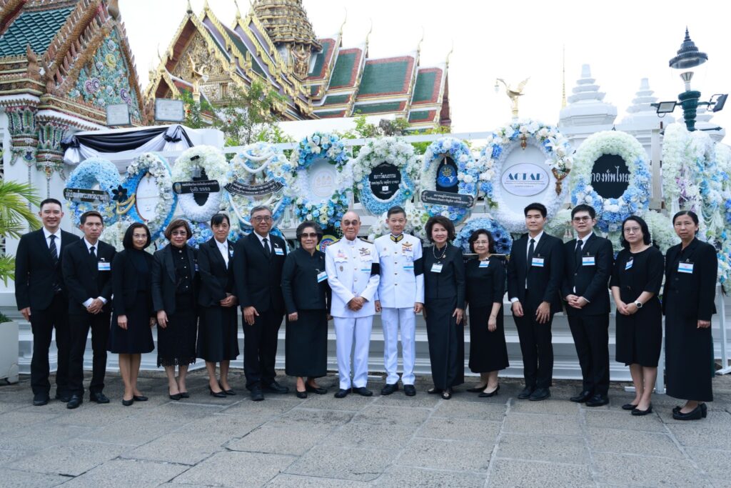 มูลนิธิป่อเต็กตึ๊ง ร่วมวางพวงมาลาถวายราชสักการะ และเป็นเจ้าภาพพระพิธีธรรมสวดพระอภิธรรมพระบรมศพสมเด็จพระนางเจ้าสิริกิติ์ พระบรมราชินีนาถ ราชชนนีพันปีหลวง ณ พระที่นั่งดุสิตมหาปราสาท ในพระบรมมหาราชวัง 33