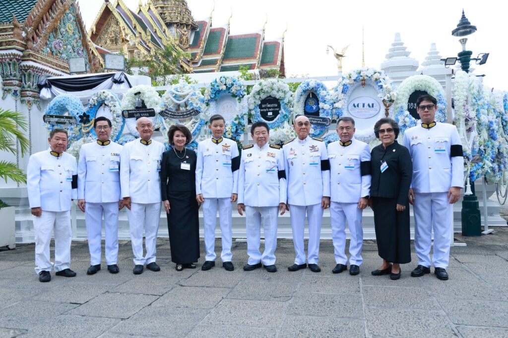มูลนิธิป่อเต็กตึ๊ง ร่วมวางพวงมาลาถวายราชสักการะ และเป็นเจ้าภาพพระพิธีธรรมสวดพระอภิธรรมพระบรมศพสมเด็จพระนางเจ้าสิริกิติ์ พระบรมราชินีนาถ ราชชนนีพันปีหลวง ณ พระที่นั่งดุสิตมหาปราสาท ในพระบรมมหาราชวัง 30
