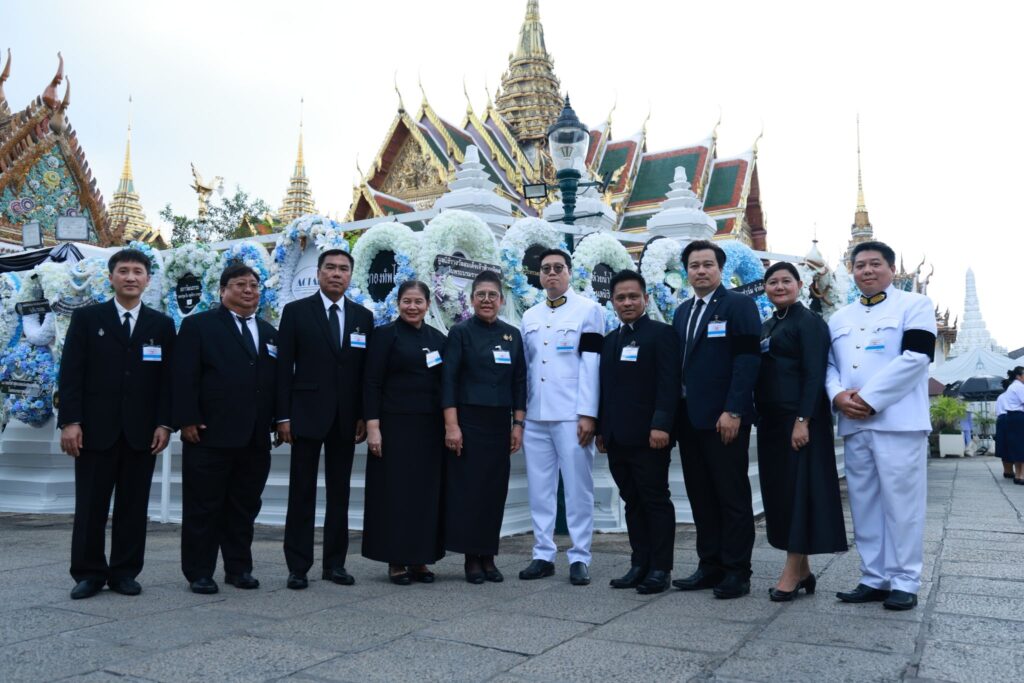 มูลนิธิป่อเต็กตึ๊ง ร่วมวางพวงมาลาถวายราชสักการะ และเป็นเจ้าภาพพระพิธีธรรมสวดพระอภิธรรมพระบรมศพสมเด็จพระนางเจ้าสิริกิติ์ พระบรมราชินีนาถ ราชชนนีพันปีหลวง ณ พระที่นั่งดุสิตมหาปราสาท ในพระบรมมหาราชวัง 31