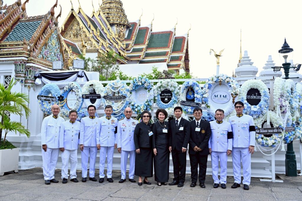 มูลนิธิป่อเต็กตึ๊ง ร่วมวางพวงมาลาถวายราชสักการะ และเป็นเจ้าภาพพระพิธีธรรมสวดพระอภิธรรมพระบรมศพสมเด็จพระนางเจ้าสิริกิติ์ พระบรมราชินีนาถ ราชชนนีพันปีหลวง ณ พระที่นั่งดุสิตมหาปราสาท ในพระบรมมหาราชวัง 27