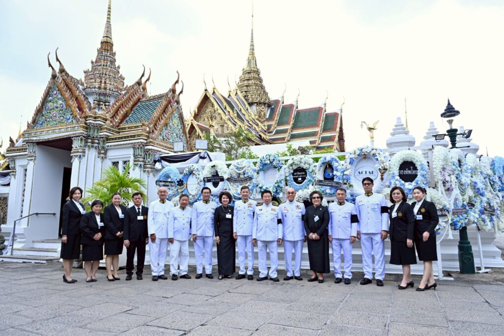มูลนิธิป่อเต็กตึ๊ง ร่วมวางพวงมาลาถวายราชสักการะ และเป็นเจ้าภาพพระพิธีธรรมสวดพระอภิธรรมพระบรมศพสมเด็จพระนางเจ้าสิริกิติ์ พระบรมราชินีนาถ ราชชนนีพันปีหลวง ณ พระที่นั่งดุสิตมหาปราสาท ในพระบรมมหาราชวัง 28