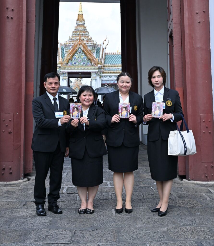 มูลนิธิป่อเต็กตึ๊ง ร่วมวางพวงมาลาถวายราชสักการะ และเป็นเจ้าภาพพระพิธีธรรมสวดพระอภิธรรมพระบรมศพสมเด็จพระนางเจ้าสิริกิติ์ พระบรมราชินีนาถ ราชชนนีพันปีหลวง ณ พระที่นั่งดุสิตมหาปราสาท ในพระบรมมหาราชวัง 29