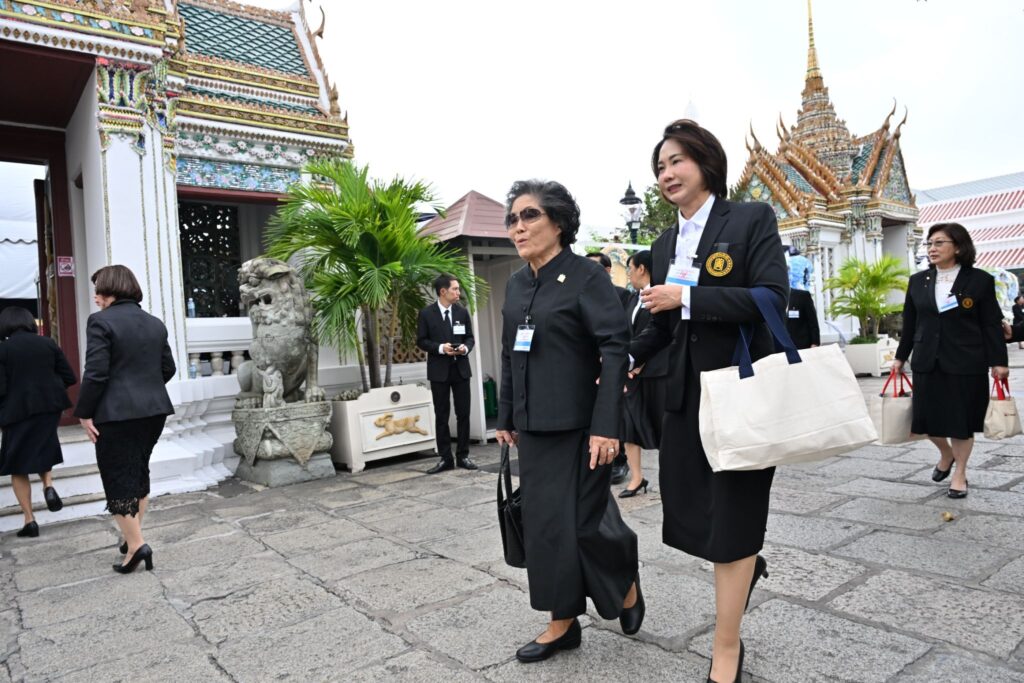 มูลนิธิป่อเต็กตึ๊ง ร่วมวางพวงมาลาถวายราชสักการะ และเป็นเจ้าภาพพระพิธีธรรมสวดพระอภิธรรมพระบรมศพสมเด็จพระนางเจ้าสิริกิติ์ พระบรมราชินีนาถ ราชชนนีพันปีหลวง ณ พระที่นั่งดุสิตมหาปราสาท ในพระบรมมหาราชวัง 26