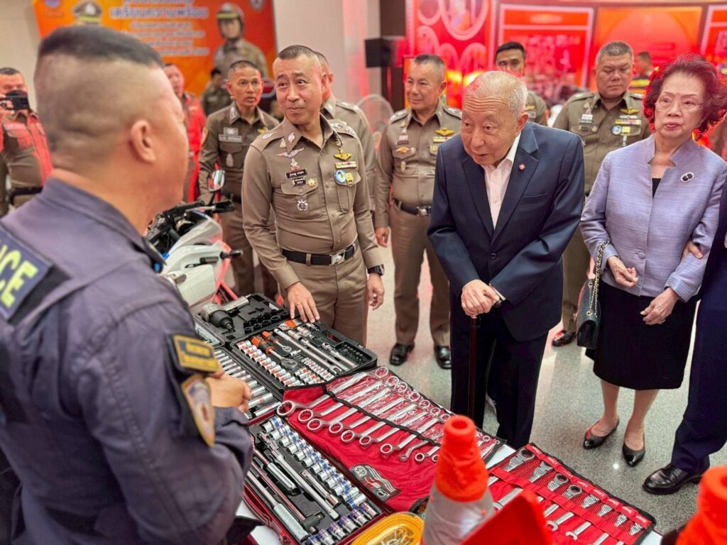 รอง ผบ.ตร. รับมอบรถจักรยานยนต์คุณภาพสูง สนับสนุนงานจราจรโครงการพระราชดำริ ผนึกกำลังภาคเอกชน เสริมศักยภาพงานจราจรเพื่อประชาชน 29