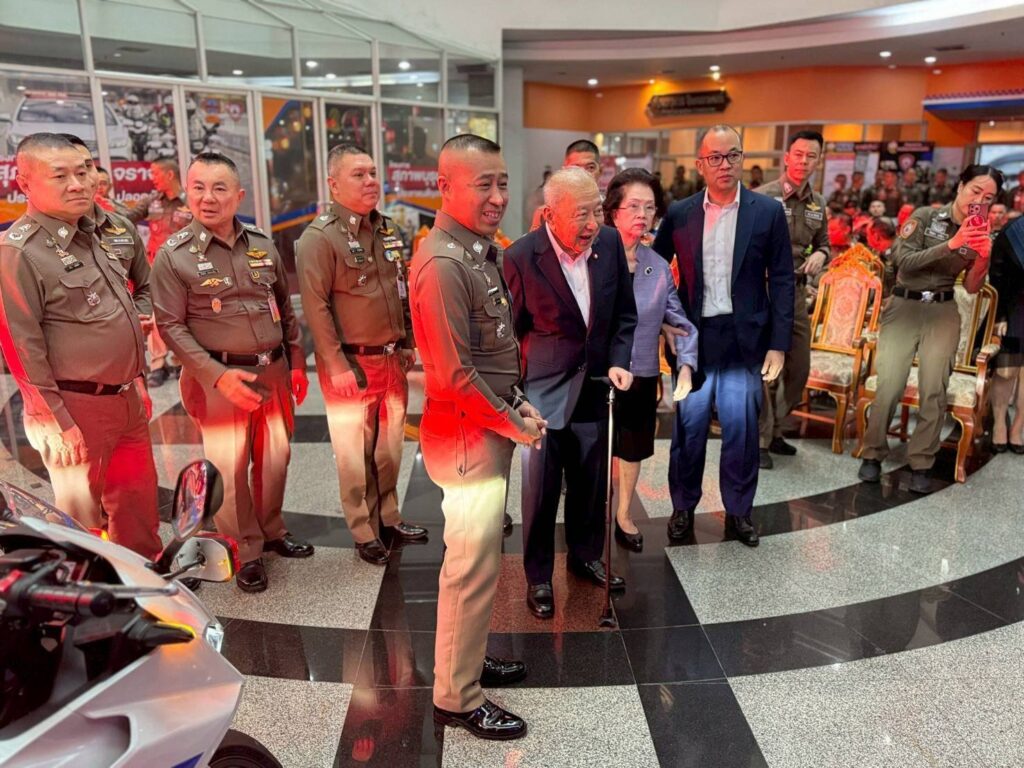 รอง ผบ.ตร. รับมอบรถจักรยานยนต์คุณภาพสูง สนับสนุนงานจราจรโครงการพระราชดำริ ผนึกกำลังภาคเอกชน เสริมศักยภาพงานจราจรเพื่อประชาชน 32