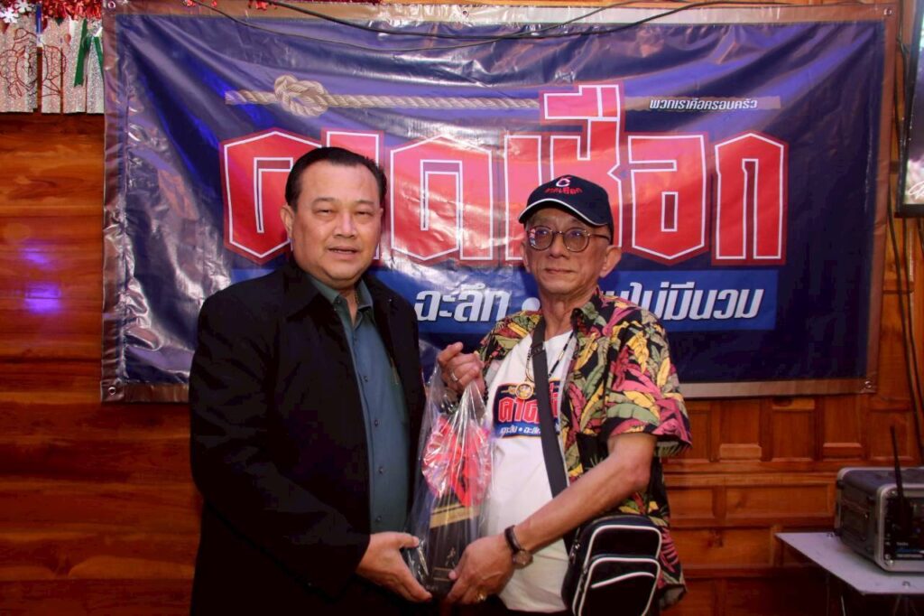 "ใหญ่ คาดเชือก" ฉลองเส้นทางสื่อ 45 ปี ครบรอบ 32 ปีคอลัมนิสต์ ก้าวสู่ปีที่ 5 เว็บไซต์สำนักข่าว “คาดเชือก” เพื่อนพ้องตำรวจ การเมือง และสื่อมวลชน ร่วมยินดีอบอุ่นที่ร้าน ป.กุ้งเผา สะพานใหม่ ดอนเมือง 40