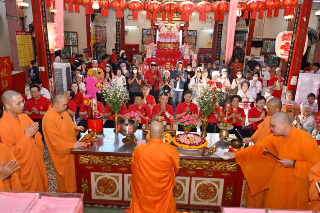 มูลนิธิป่อเต็กตึ๊ง จัดพิธีจุดเทียนเปิดงานเทศกาลง่วนเซียว ประจำปี 2569 ณ ศาลเจ้าไต้ฮงกง พลับพลาไชย กรุงเทพฯ 34