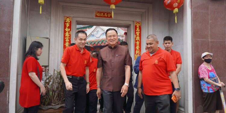 มูลนิธิป่อเต็กตึ๊ง ให้การต้อนรับนายอนุทิน ชาญวีรกูล รักษาการนายกรัฐมนตรี พร้อมคณะ เข้าสักการะหลวงปู่ไต้ฮง เนื่องในเทศกาลตรุษจีน ประจำปี 2569 ณ ศาลเจ้าไต้ฮงกง มูลนิธิป่อเต็กตึ๊ง พลับพลาไชย 25 มูลนิธิป่อเต็กตึ๊ง ให้การต้อนรับนายอนุทิน ชาญวีรกูล รักษาการนายกรัฐมนตรี พร้อมคณะ เข้าสักการะหลวงปู่ไต้ฮง เนื่องในเทศกาลตรุษจีน ประจำปี 2569 ณ ศาลเจ้าไต้ฮงกง มูลนิธิป่อเต็กตึ๊ง พลับพลาไชย