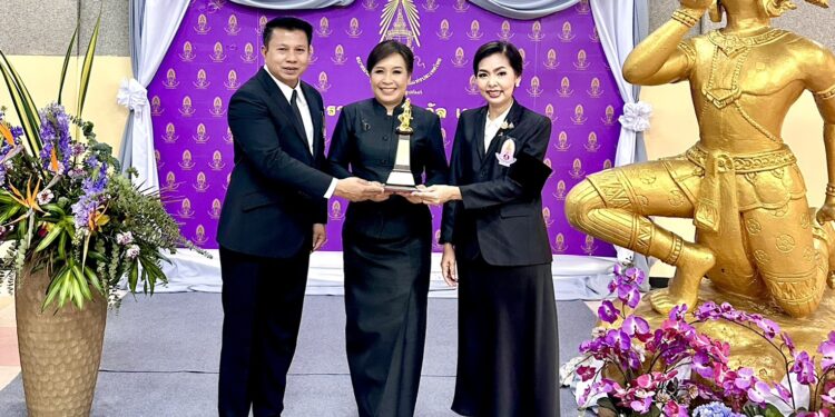 “เทพทอง 24” ประกาศศักดิ์ศรีคนสื่อ! องคมนตรีผู้แทนพระองค์มอบรางวัลเกียรติยศ 56 องค์กร-บุคคลน้ำดี