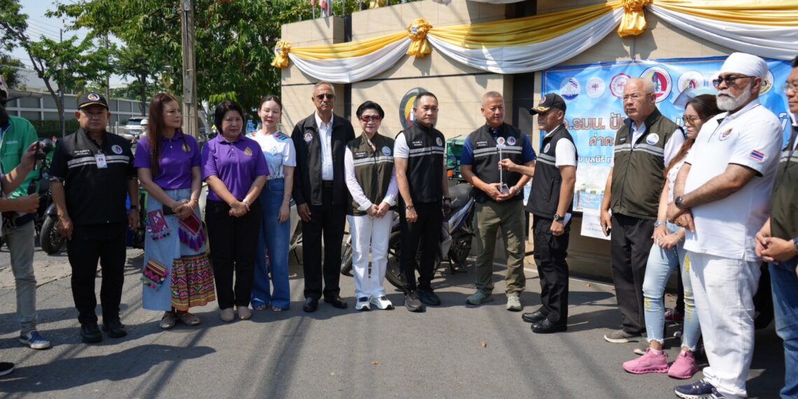 กอ.รมน. ขานรับนโยบายรัฐบาล เร่งบูรณาการแก้ปัญหาค่าครองชีพเดินหน้ามาตรการเชิงรุก เปิดพื้นที่ “ตู้ปันน้ำใจ” บรรเทาความเดือดร้อนประชาชนทั่วประเทศ—-‐—————————–ตามคำแถลงนโยบายของรัฐบาล จากสถานการณ์ความขัดแย้งระหว่างประเทศ ส่งผลให้ราคาน้ำมันและพลังงานปรับตัวสูงขึ้น กระทบต่อระบบเศรษฐกิจทั้งในและต่างประเทศ ทำให้เศรษฐกิจมีแนวโน้มชะลอตัว และส่งผลให้ค่าครองชีพของประชาชนเพิ่มสูงขึ้นอย่างต่อเนื่อง