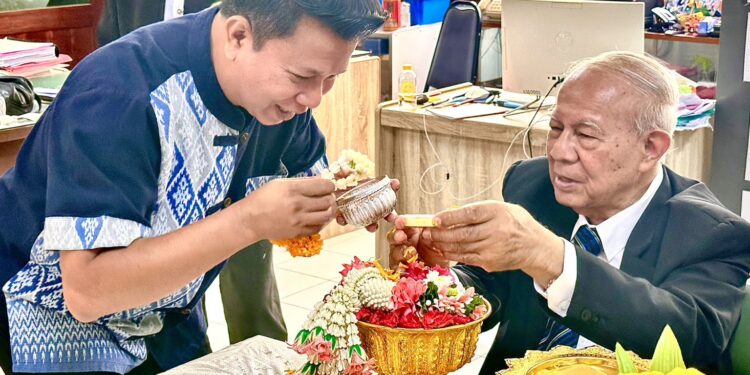 สืบสานสงกรานต์ไทย! สมาคมผู้อาสาสมัครช่วยการศึกษาคัดเลือกพ่อตัวอย่างฯ จัดพิธีสรงน้ำพระ รดน้ำขอพรผู้ใหญ่ เสริมสิริมงคล พร้อมเดินหน้าจัดงานใหญ่ 5 ธ.ค.นี้