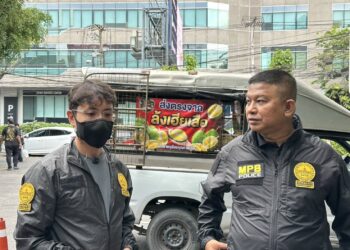 “สายสืบหมอนทอง” ลุยชุมชนอุดมสุข บุกทลายแหล่งมั่วสุมยา-พนัน รวบ 3 ผู้ต้องหา ยึดสล็อต-ไอซ์