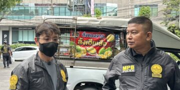 “สายสืบหมอนทอง” ลุยชุมชนอุดมสุข บุกทลายแหล่งมั่วสุมยา-พนัน รวบ 3 ผู้ต้องหา ยึดสล็อต-ไอซ์