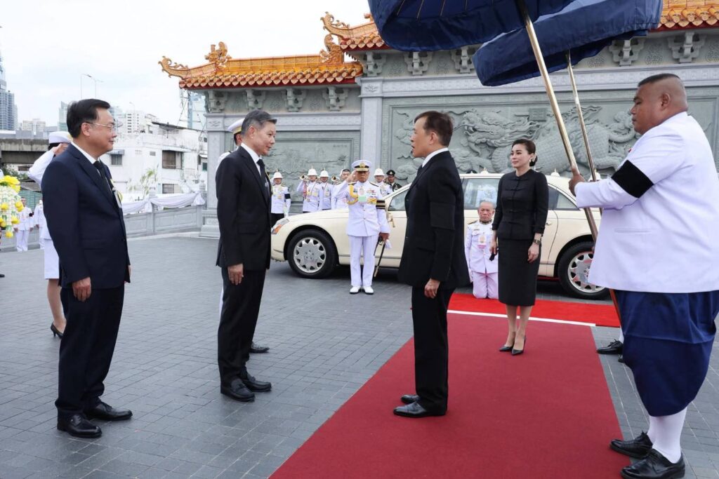พระบาทสมเด็จพระเจ้าอยู่หัว และสมเด็จพระนางเจ้าพระบรมราชินี เสด็จพระราชดำเนินไปทรงเปิดศาลเจ้าไต้ฮงกงหยกขาว เฉลิมพระเกียรติ 72 พรรษา 26