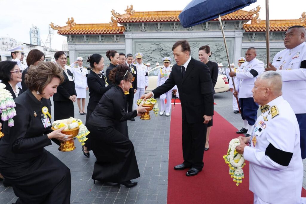 พระบาทสมเด็จพระเจ้าอยู่หัว และสมเด็จพระนางเจ้าพระบรมราชินี เสด็จพระราชดำเนินไปทรงเปิดศาลเจ้าไต้ฮงกงหยกขาว เฉลิมพระเกียรติ 72 พรรษา 27