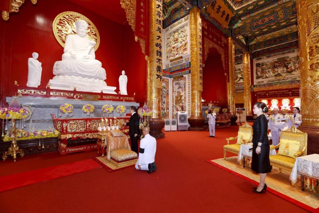 พระบาทสมเด็จพระเจ้าอยู่หัว และสมเด็จพระนางเจ้าพระบรมราชินี เสด็จพระราชดำเนินไปทรงเปิดศาลเจ้าไต้ฮงกงหยกขาว เฉลิมพระเกียรติ 72 พรรษา 28