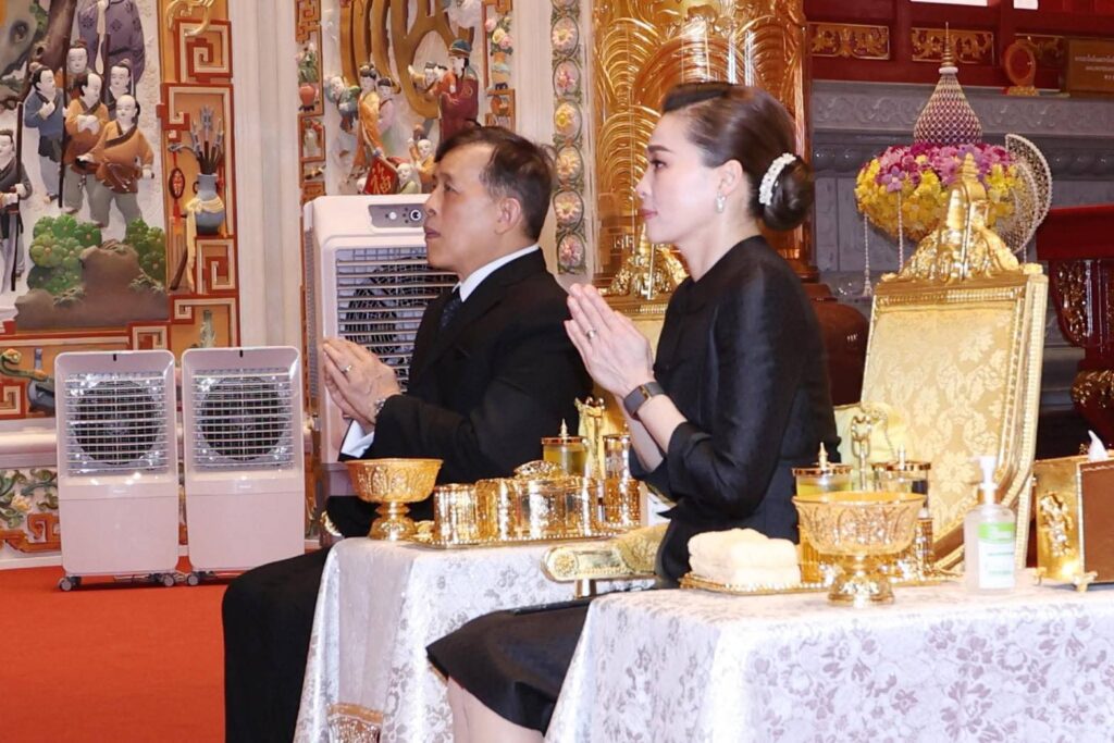 พระบาทสมเด็จพระเจ้าอยู่หัว และสมเด็จพระนางเจ้าพระบรมราชินี เสด็จพระราชดำเนินไปทรงเปิดศาลเจ้าไต้ฮงกงหยกขาว เฉลิมพระเกียรติ 72 พรรษา 29