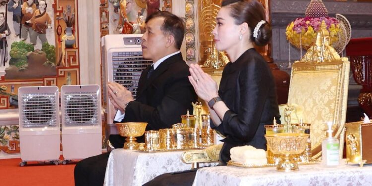 พระบาทสมเด็จพระเจ้าอยู่หัว และสมเด็จพระนางเจ้าพระบรมราชินี เสด็จพระราชดำเนินไปทรงเปิดศาลเจ้าไต้ฮงกงหยกขาว เฉลิมพระเกียรติ 72 พรรษา 25 พระบาทสมเด็จพระเจ้าอยู่หัว และสมเด็จพระนางเจ้าพระบรมราชินี เสด็จพระราชดำเนินไปทรงเปิดศาลเจ้าไต้ฮงกงหยกขาว เฉลิมพระเกียรติ 72 พรรษา