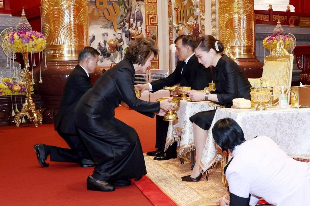 พระบาทสมเด็จพระเจ้าอยู่หัว และสมเด็จพระนางเจ้าพระบรมราชินี เสด็จพระราชดำเนินไปทรงเปิดศาลเจ้าไต้ฮงกงหยกขาว เฉลิมพระเกียรติ 72 พรรษา 30