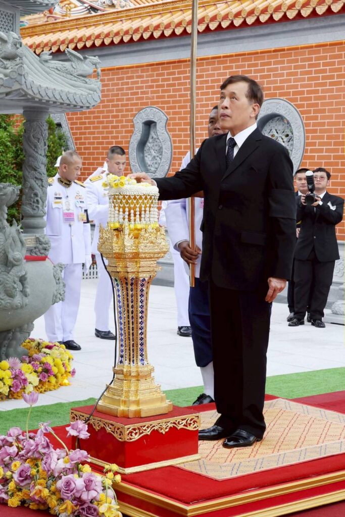 พระบาทสมเด็จพระเจ้าอยู่หัว และสมเด็จพระนางเจ้าพระบรมราชินี เสด็จพระราชดำเนินไปทรงเปิดศาลเจ้าไต้ฮงกงหยกขาว เฉลิมพระเกียรติ 72 พรรษา 31