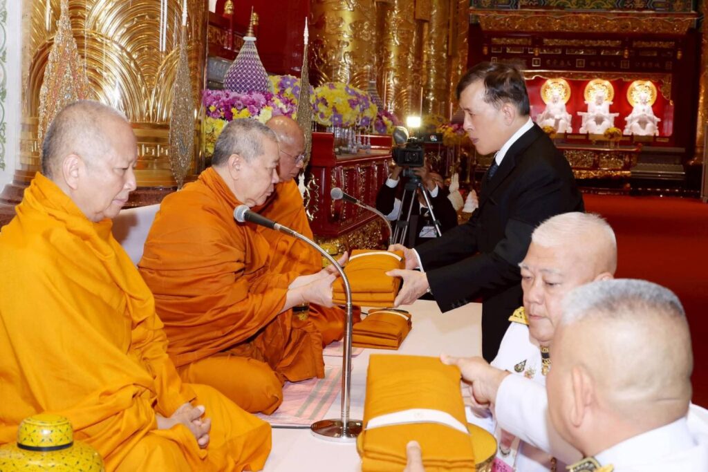 พระบาทสมเด็จพระเจ้าอยู่หัว และสมเด็จพระนางเจ้าพระบรมราชินี เสด็จพระราชดำเนินไปทรงเปิดศาลเจ้าไต้ฮงกงหยกขาว เฉลิมพระเกียรติ 72 พรรษา 32