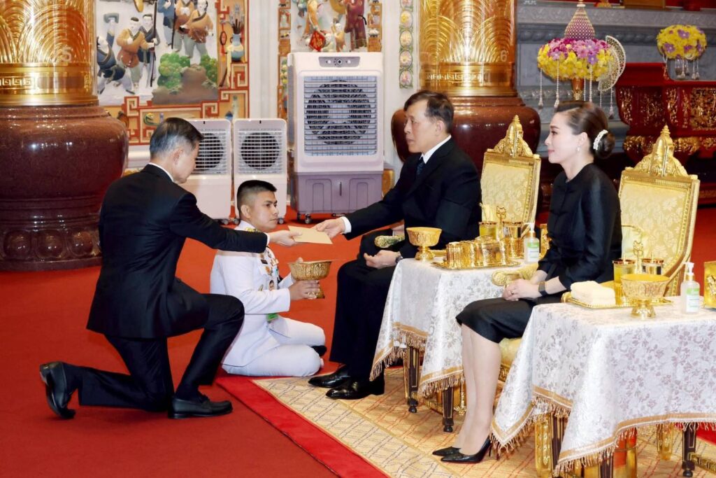พระบาทสมเด็จพระเจ้าอยู่หัว และสมเด็จพระนางเจ้าพระบรมราชินี เสด็จพระราชดำเนินไปทรงเปิดศาลเจ้าไต้ฮงกงหยกขาว เฉลิมพระเกียรติ 72 พรรษา 33