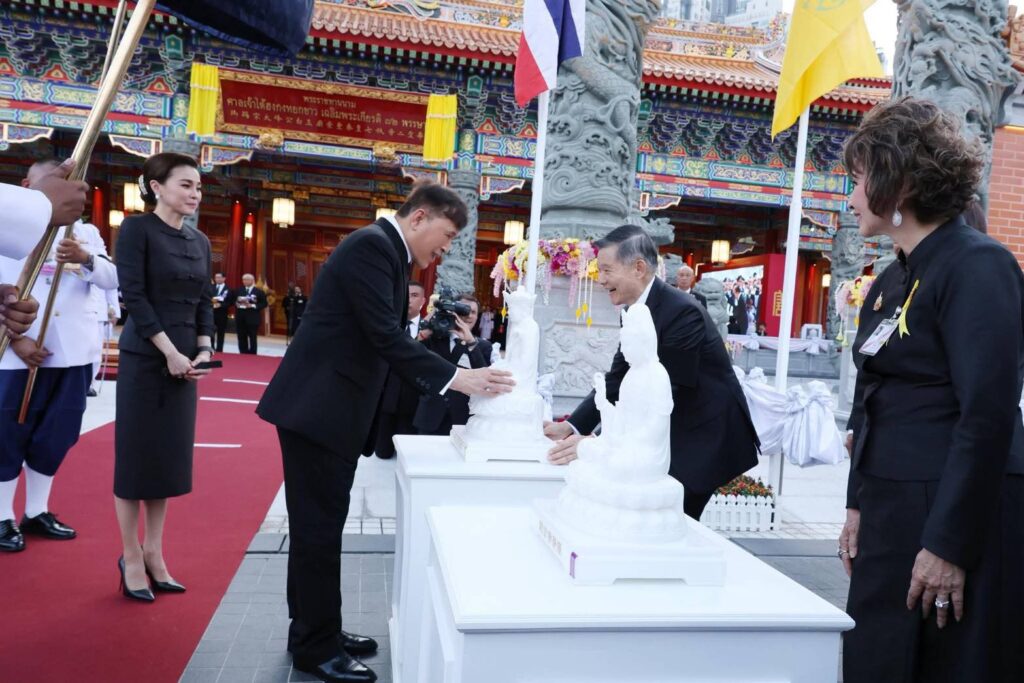 พระบาทสมเด็จพระเจ้าอยู่หัว และสมเด็จพระนางเจ้าพระบรมราชินี เสด็จพระราชดำเนินไปทรงเปิดศาลเจ้าไต้ฮงกงหยกขาว เฉลิมพระเกียรติ 72 พรรษา 34