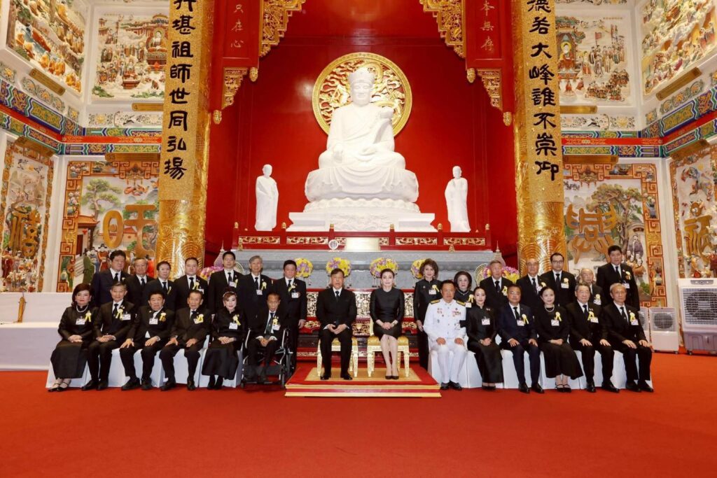 พระบาทสมเด็จพระเจ้าอยู่หัว และสมเด็จพระนางเจ้าพระบรมราชินี เสด็จพระราชดำเนินไปทรงเปิดศาลเจ้าไต้ฮงกงหยกขาว เฉลิมพระเกียรติ 72 พรรษา 35