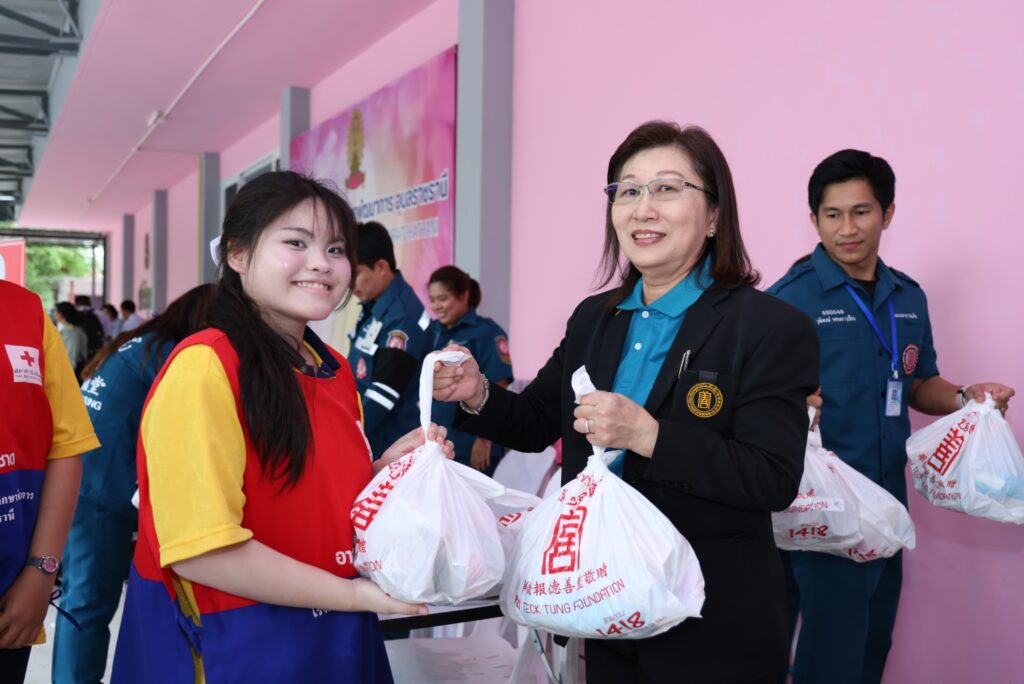 มูลนิธิป่อเต็กตึ๊ง สนับสนุนค่าพาหนะ และสิ่งของ ให้แก่ ผู้รับขาเทียม ช่างและอาสาสมัคร ในโครงการออกหน่วยทำขาเทียม พระราชทานเคลื่อนที่ ครั้งที่ 177 จังหวัดอุบลราชธานี 28