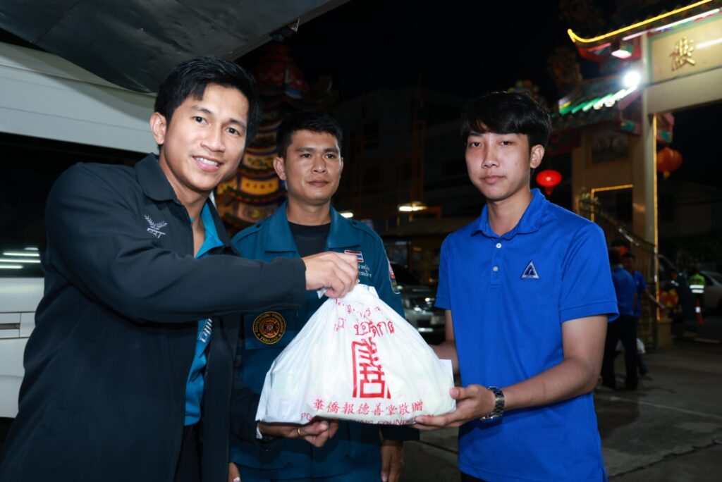 มูลนิธิป่อเต็กตึ๊ง สนับสนุนค่าพาหนะ และสิ่งของ ให้แก่ ผู้รับขาเทียม ช่างและอาสาสมัคร ในโครงการออกหน่วยทำขาเทียม พระราชทานเคลื่อนที่ ครั้งที่ 177 จังหวัดอุบลราชธานี 29