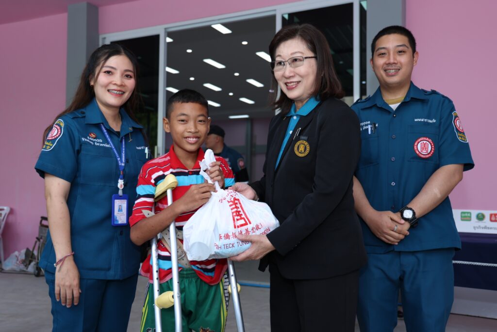 มูลนิธิป่อเต็กตึ๊ง สนับสนุนค่าพาหนะ และสิ่งของ ให้แก่ ผู้รับขาเทียม ช่างและอาสาสมัคร ในโครงการออกหน่วยทำขาเทียม พระราชทานเคลื่อนที่ ครั้งที่ 177 จังหวัดอุบลราชธานี 31
