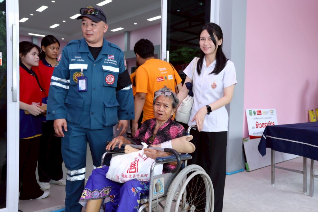 มูลนิธิป่อเต็กตึ๊ง สนับสนุนค่าพาหนะ และสิ่งของ ให้แก่ ผู้รับขาเทียม ช่างและอาสาสมัคร ในโครงการออกหน่วยทำขาเทียม พระราชทานเคลื่อนที่ ครั้งที่ 177 จังหวัดอุบลราชธานี 32