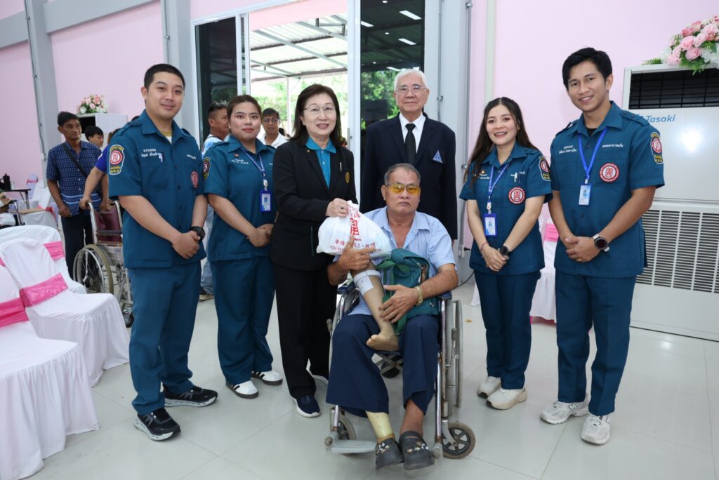 มูลนิธิป่อเต็กตึ๊ง สนับสนุนค่าพาหนะ และสิ่งของ ให้แก่ ผู้รับขาเทียม ช่างและอาสาสมัคร ในโครงการออกหน่วยทำขาเทียม พระราชทานเคลื่อนที่ ครั้งที่ 177 จังหวัดอุบลราชธานี 34