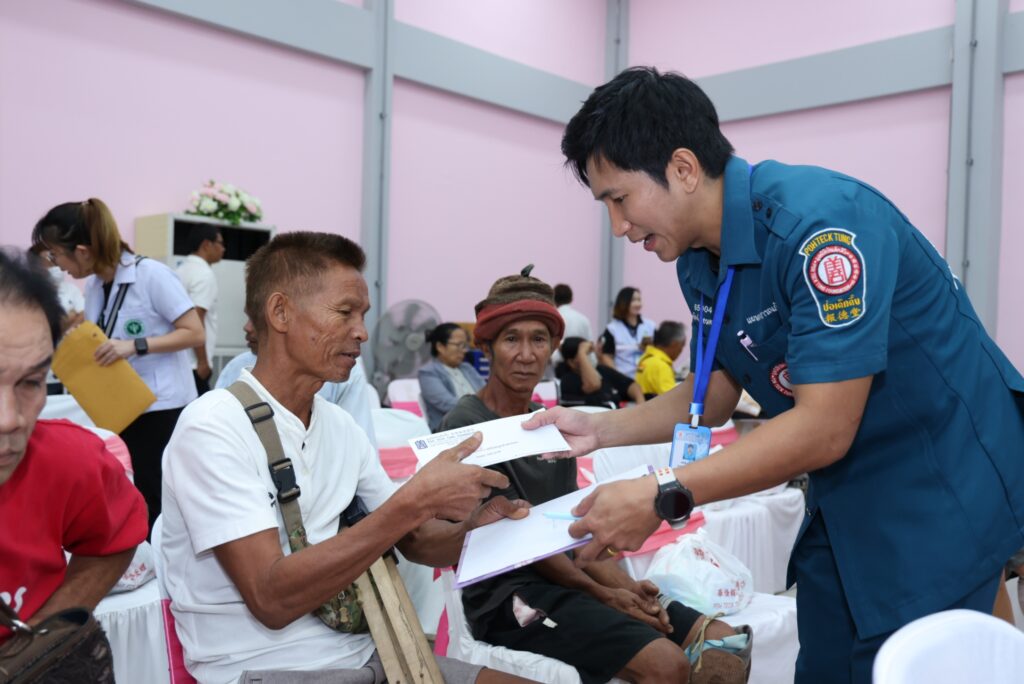 มูลนิธิป่อเต็กตึ๊ง สนับสนุนค่าพาหนะ และสิ่งของ ให้แก่ ผู้รับขาเทียม ช่างและอาสาสมัคร ในโครงการออกหน่วยทำขาเทียม พระราชทานเคลื่อนที่ ครั้งที่ 177 จังหวัดอุบลราชธานี 40