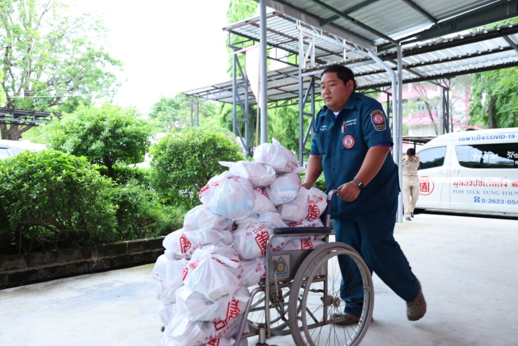 มูลนิธิป่อเต็กตึ๊ง สนับสนุนค่าพาหนะ และสิ่งของ ให้แก่ ผู้รับขาเทียม ช่างและอาสาสมัคร ในโครงการออกหน่วยทำขาเทียม พระราชทานเคลื่อนที่ ครั้งที่ 177 จังหวัดอุบลราชธานี 41